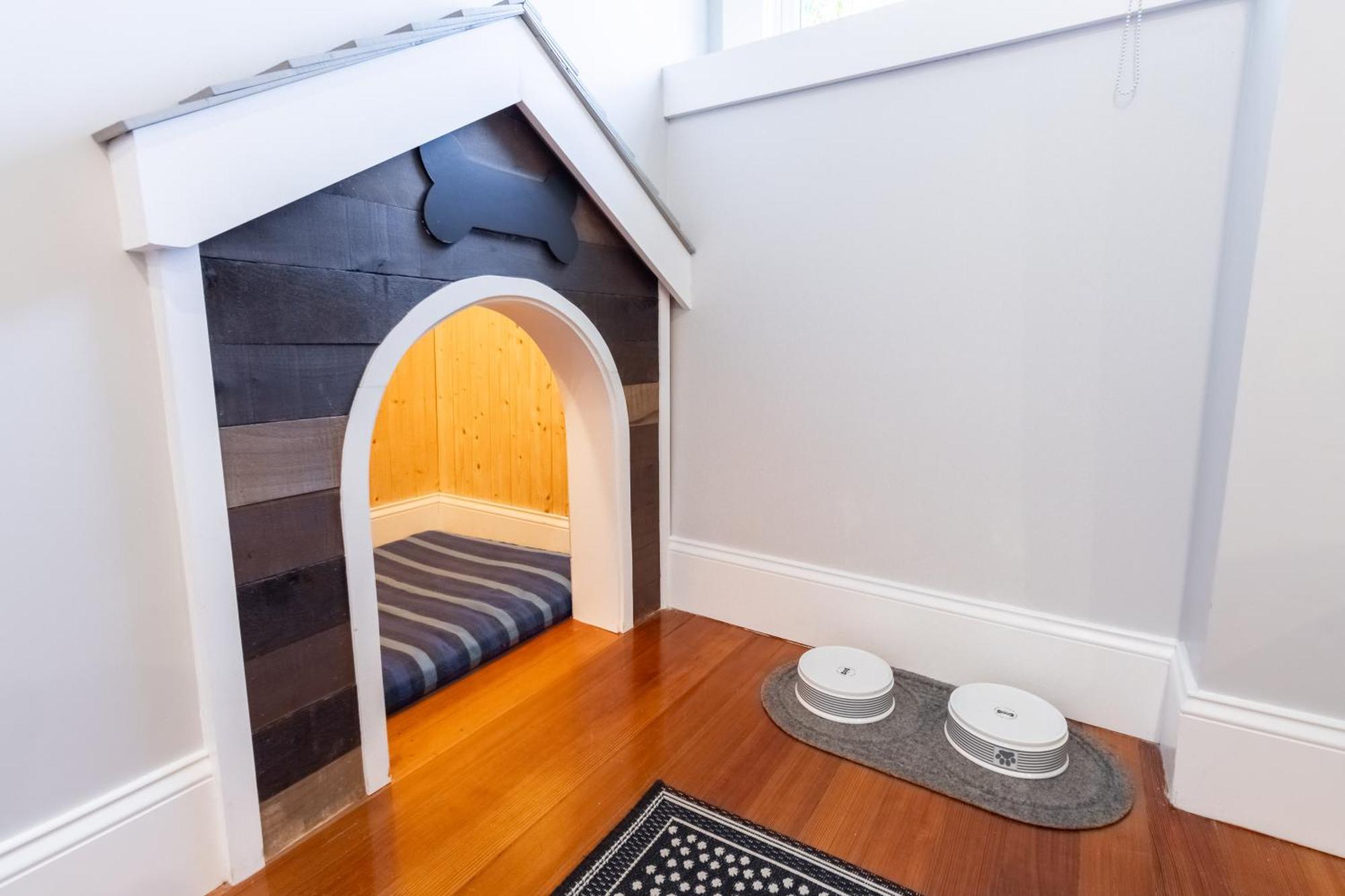 Paws On Pelham (Adults Only) Bed & Breakfast นิวพอร์ต ภายนอก รูปภาพ