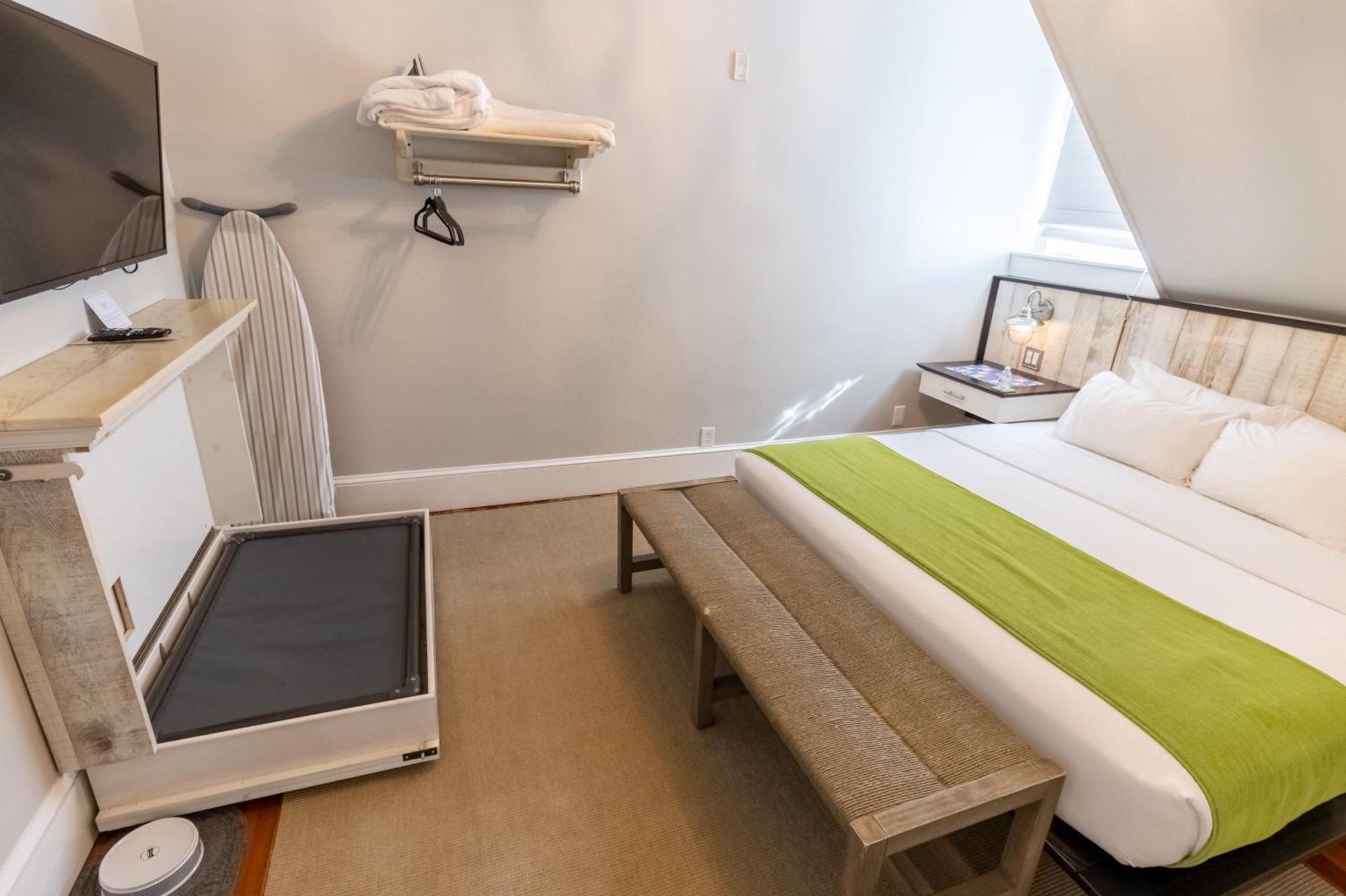 Paws On Pelham (Adults Only) Bed & Breakfast นิวพอร์ต ภายนอก รูปภาพ